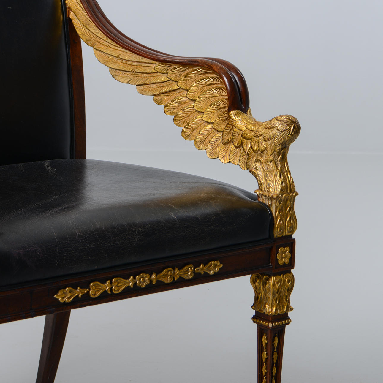 ghe-an-co-dien-dat-vang-phong-cach-hoang-gia-phap